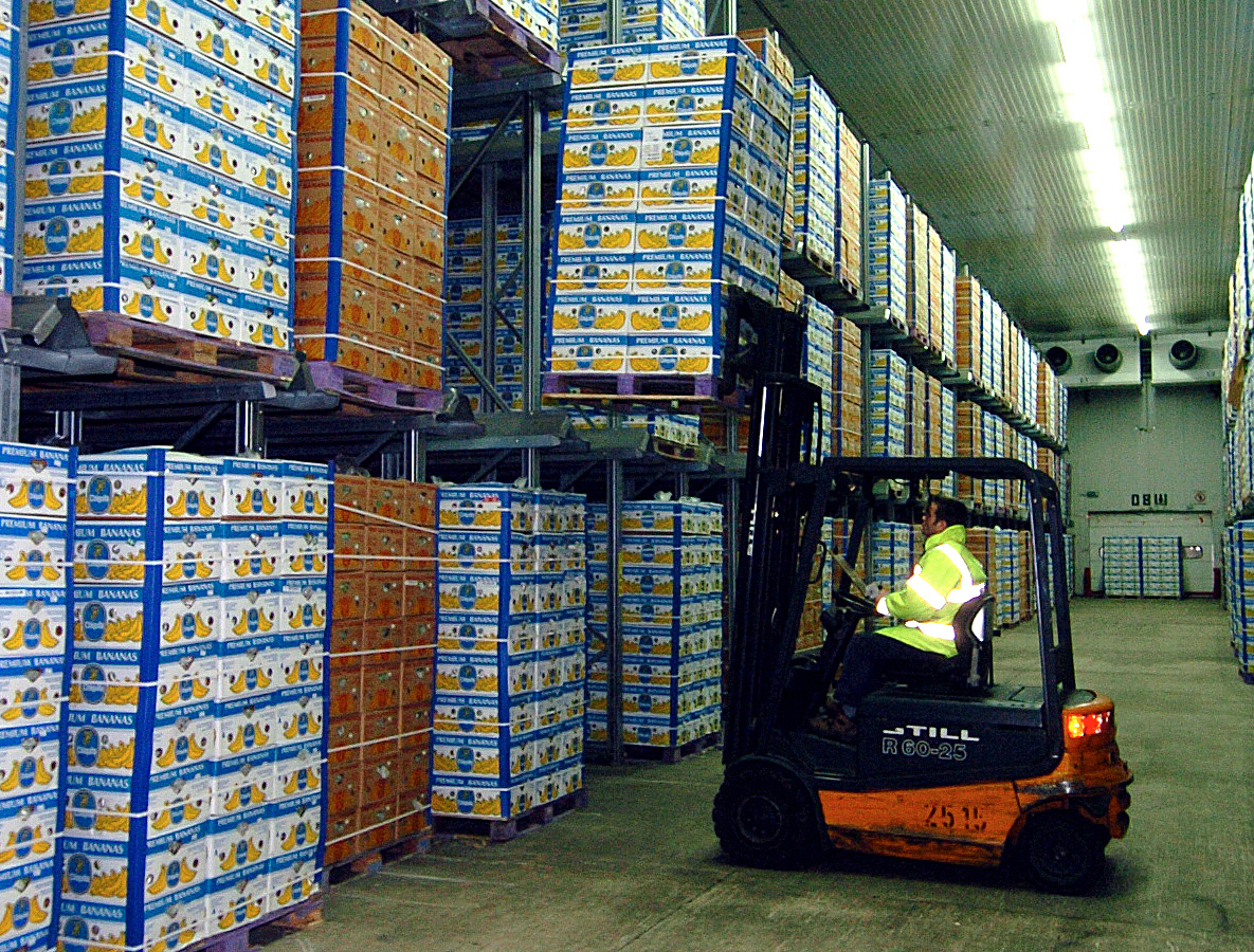 Lagerhalle Bananenkarton