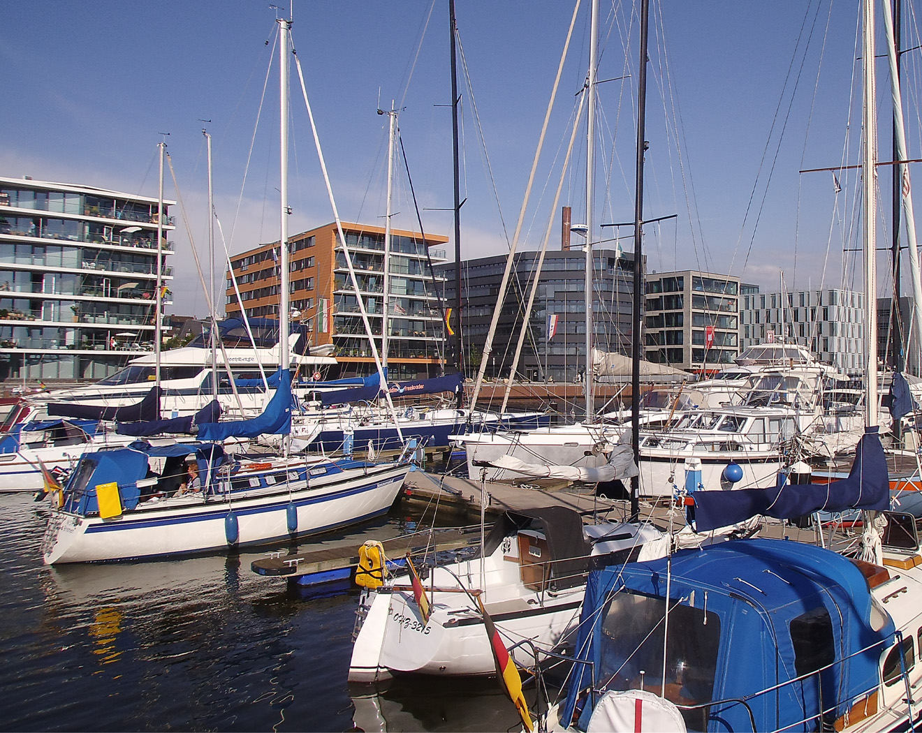 Blick in den Hafen mit Segelbooten im Vordergrund