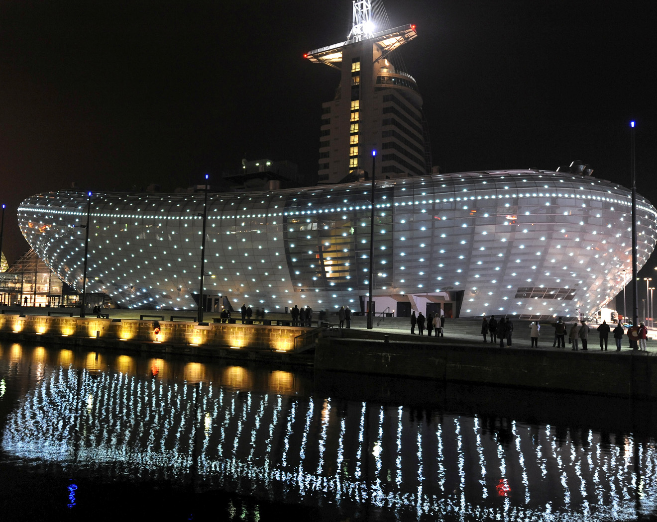 Außenansicht Klimahaus in Bremerhaven bei Nacht fotografiert