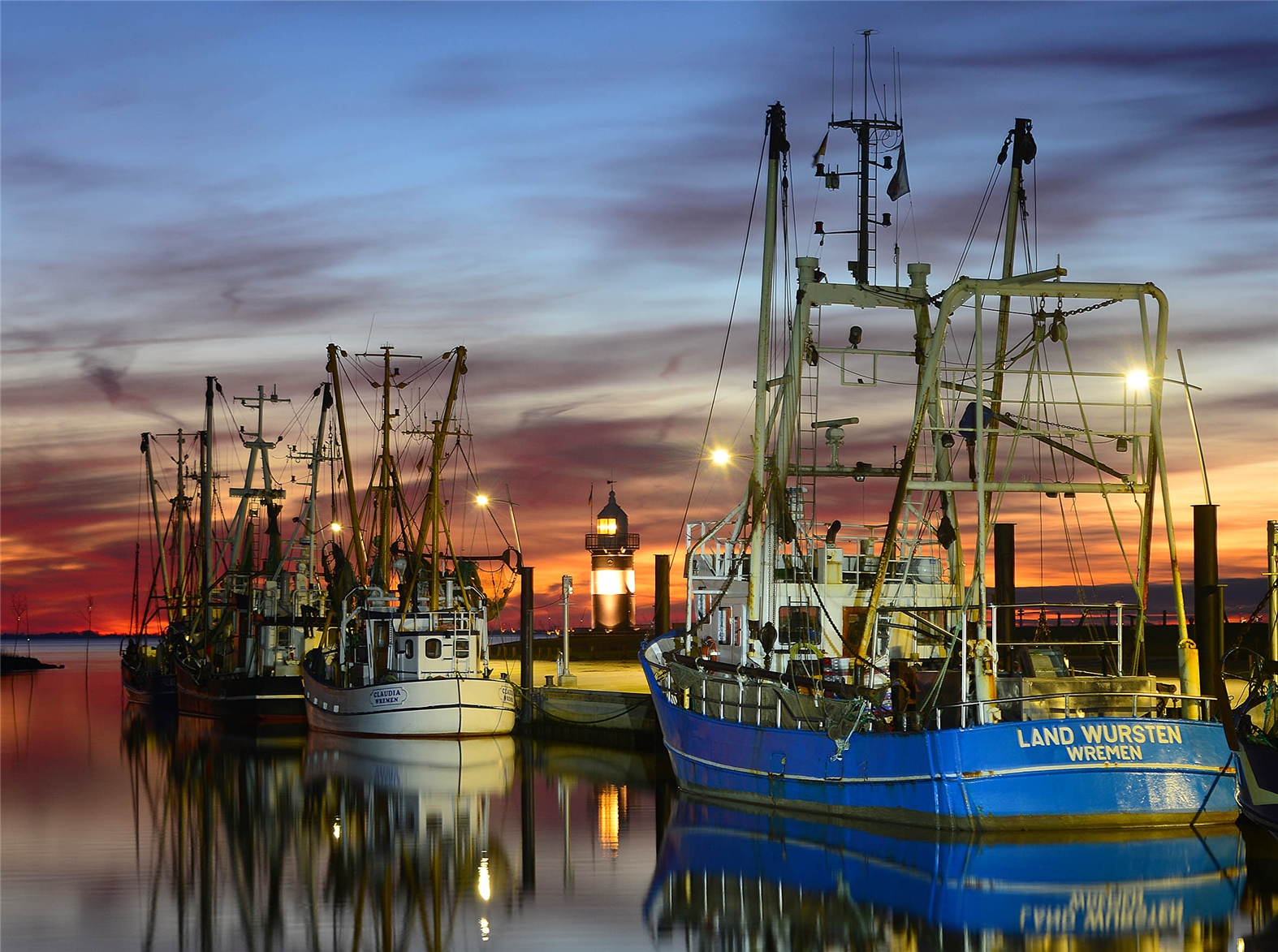 Als Fotomotiv steht die Krabbenfischerei nach wie vor hoch im Kurs wie dieses Foto aus Wremen zeigt, aber wirtschaftlich gehen die Kutterkapitäne nach drei schwachen Jahren allmählich auf dem Zahnfleisch.