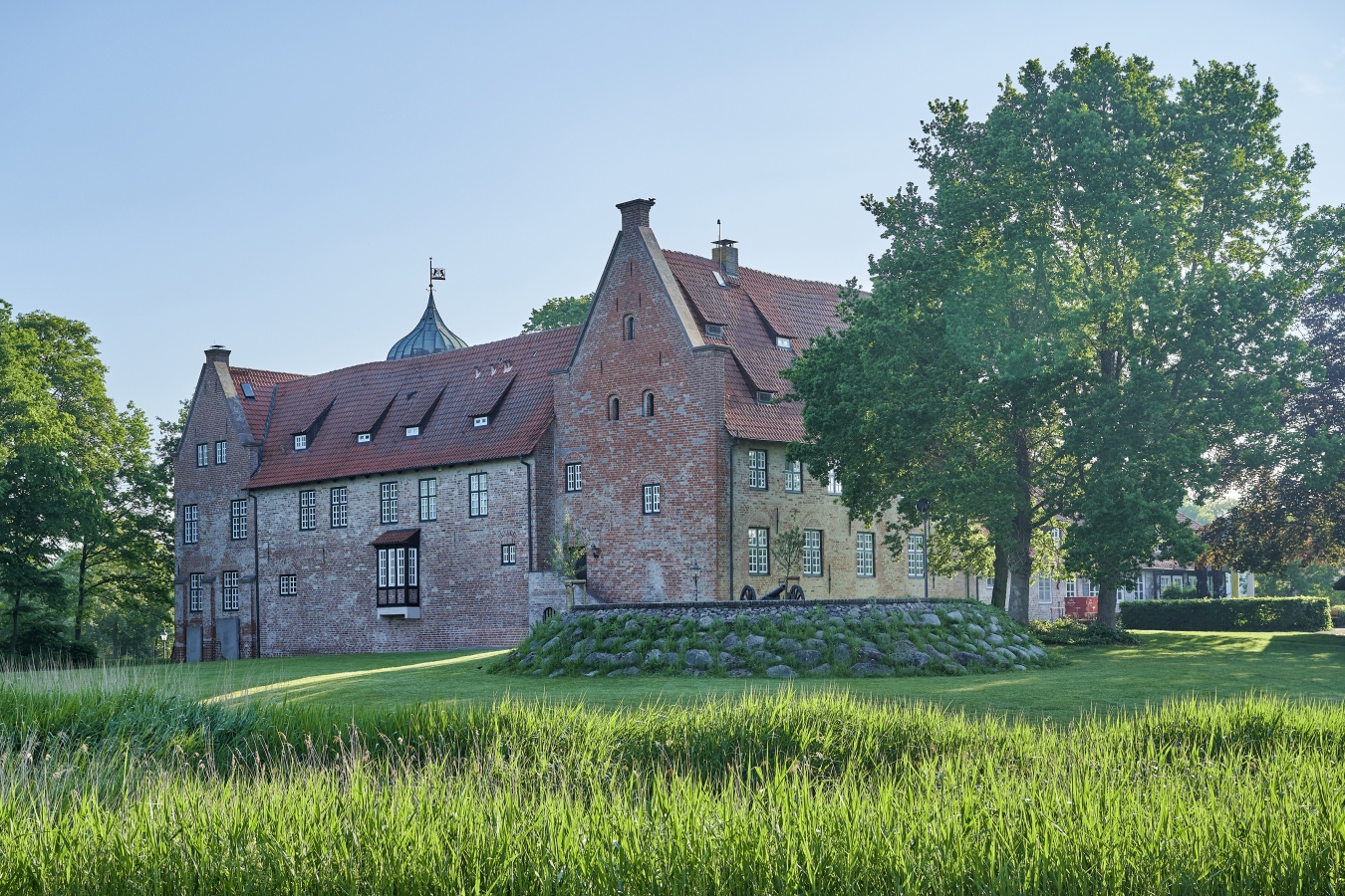 Blick auf Burg Bad Bederkesa im Morgengrauen