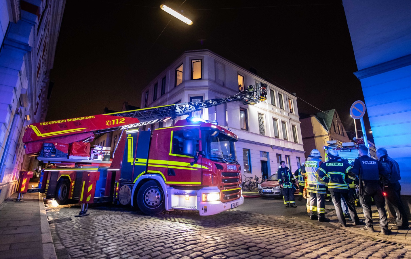 eines Mehrfamilienhauses einen Kinderwagen und eine Mülltonne entzündet haben. Das Feuer hatte schnell die Wände entflammt. Die Feuerwehr rettete die Bewohner, von denen etliche eine Rauchgasvergiftung erlitten.