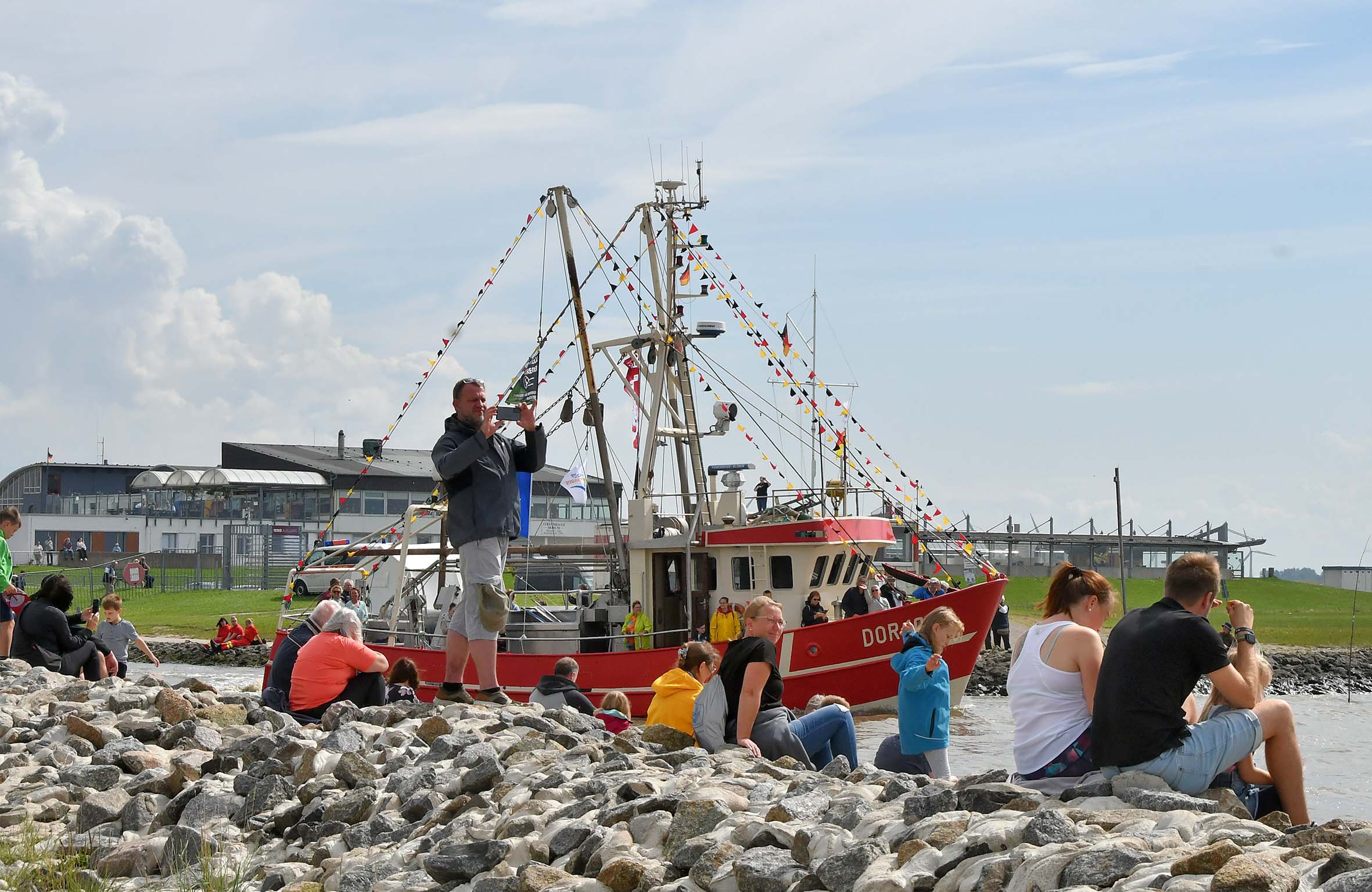 131 Touristen und Einheimische hatten am Sonntagnachmittag die Möglichkeit, auf einem Krabbenkutter einen kleinen Ausflug ins Wattenmeer zu unternehmen. Viele Gäste schauten von Land aus zu.