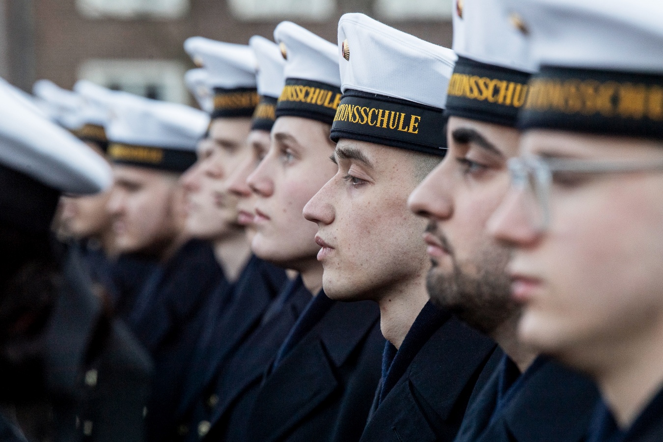 Auf dem Innenhof der Marineoperationsschule legen Rekruten ihr feierliches Gelöbnis ab.