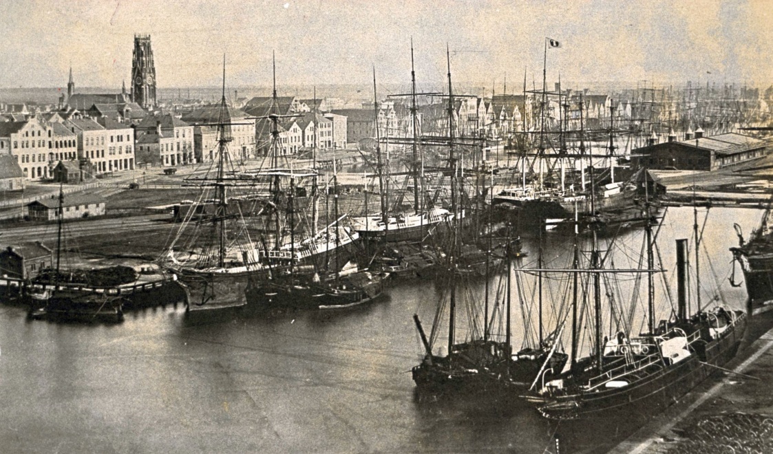 Dieses Bild wurde um 1860 aufgenommen. Zu sehen ist die Süd-Ost Ecke des Neuen Hafens. Im Hintergrund der Alte Hafen. Links im Bild die Große Kirche mit unvollendetem Turm.