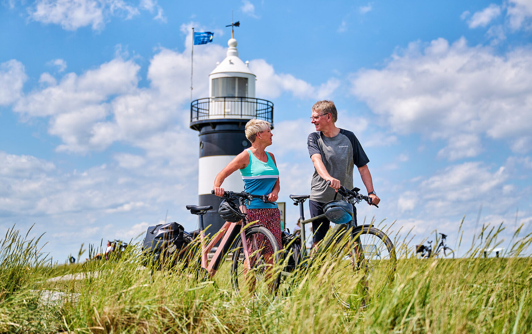 Pärchen mit Fahrrad am Leuchhturm
