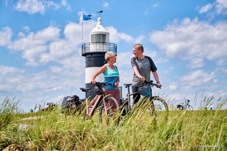 Pärchen mit Fahrrad am Leuchhturm