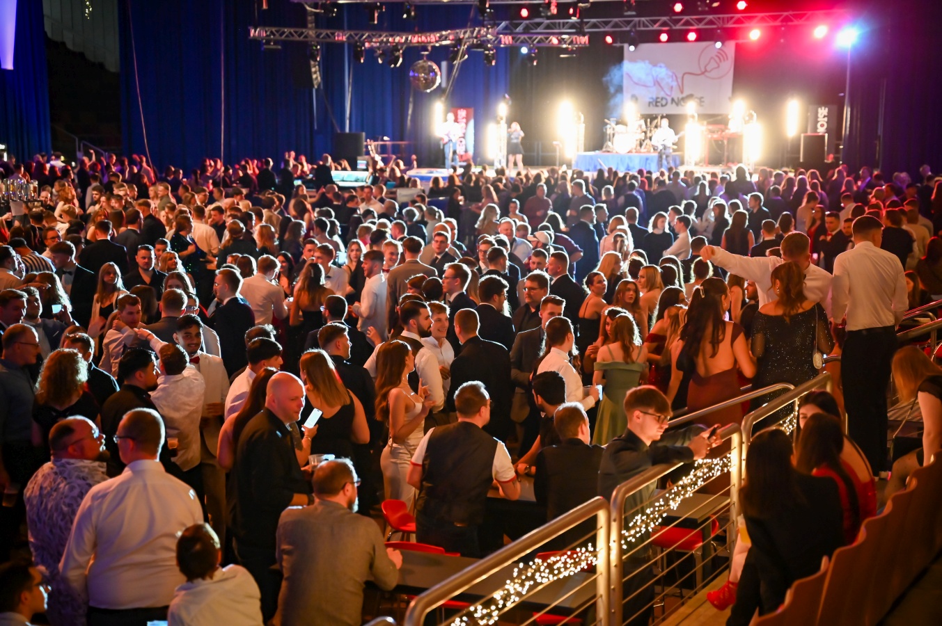 Der Weihnachtszauber lockt wieder 4000 Besucher zum Feiern in die Bremerhavener Stadthalle.