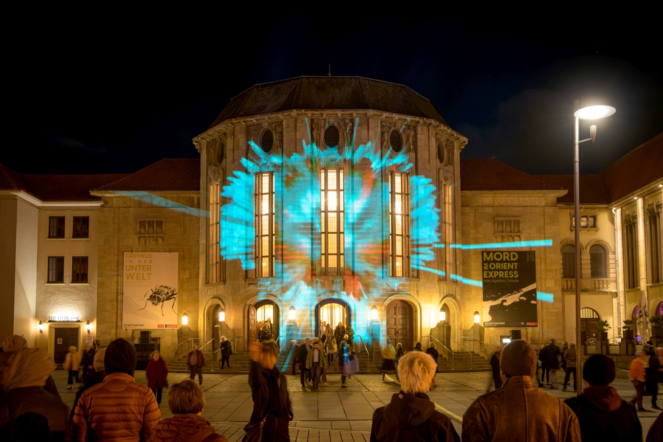 Das illuminierte Stadttheater.