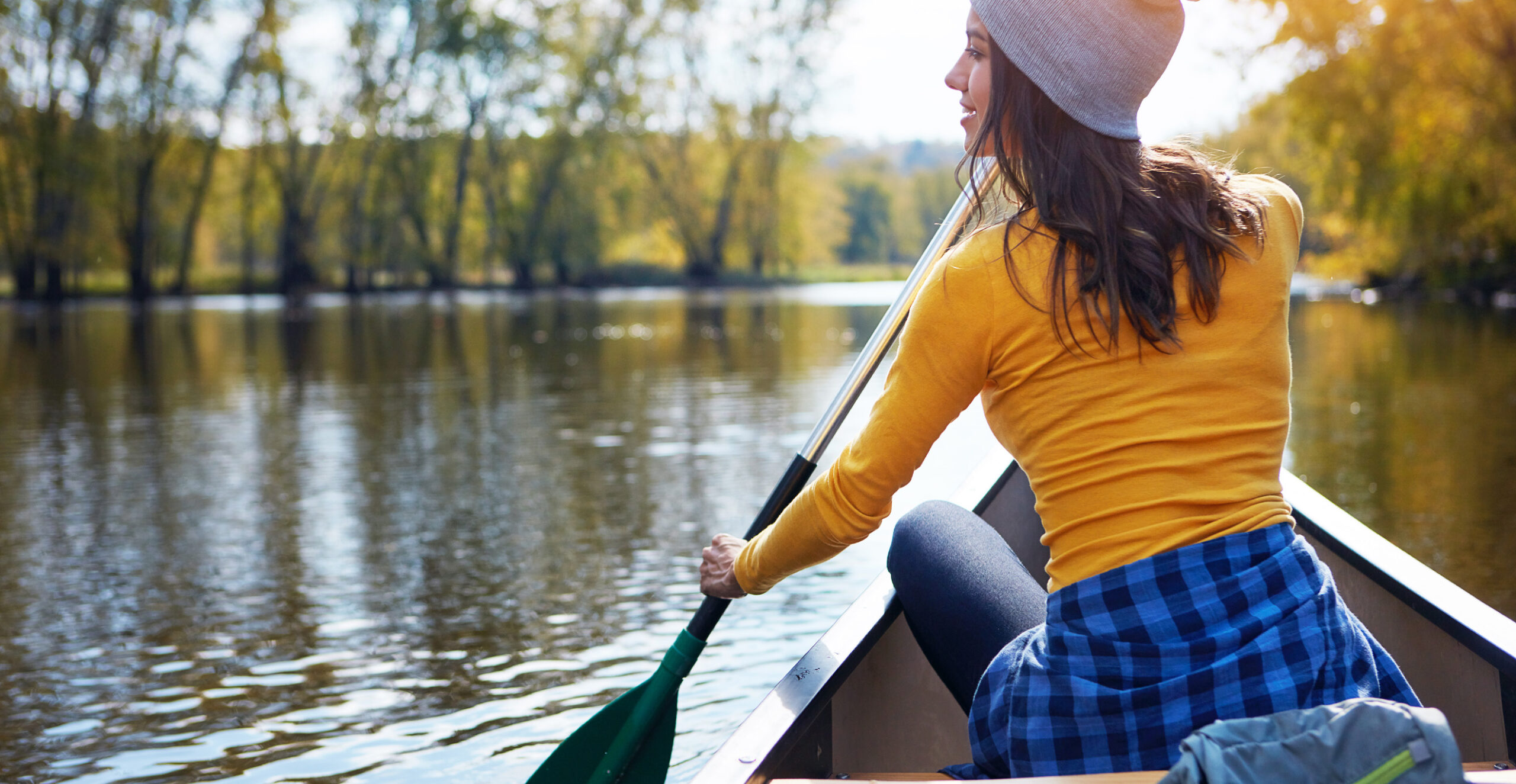 Frau in Kanu paddelnd auf Fluss