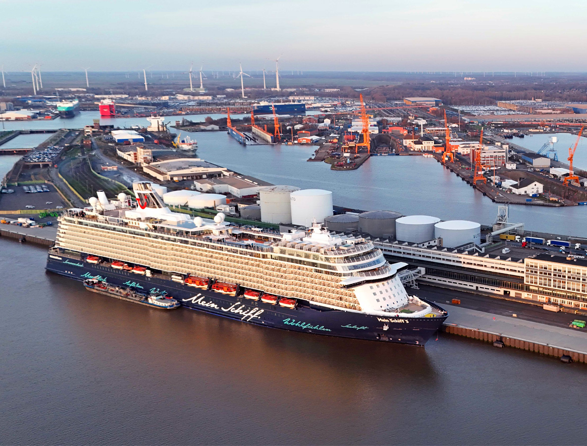 Kreuzfahrtschiff Luftaufnahme am Hafen stehend