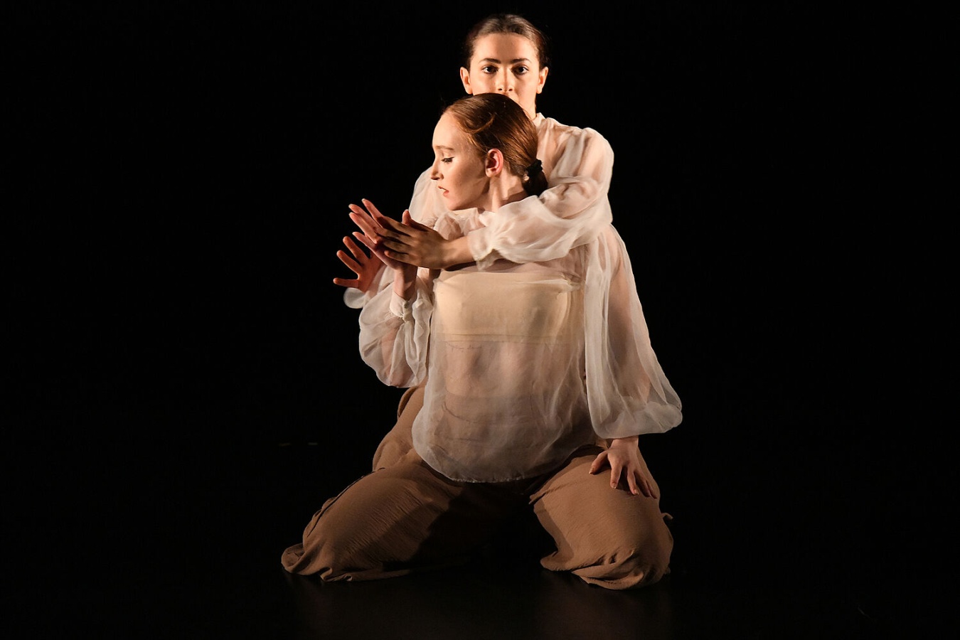 Eine Szene aus der Produktion "Junge Choreografien" im Theater im Fischereihafen: Melissa Festa (vorne) und Helena Bröker in der Tanzminiatur "De Luce et Umbra", (Von Licht und Schatten), der italienischen Tänzerin Lucia Giarratana.