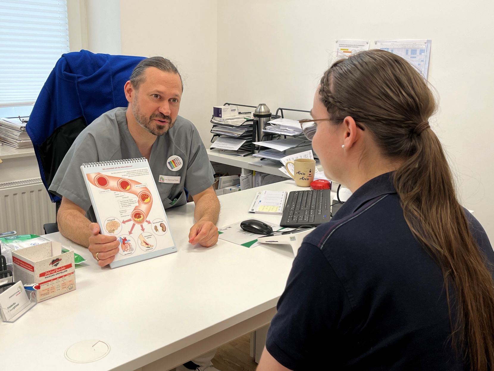 Arzt im Gespräch mit einer Patientin.