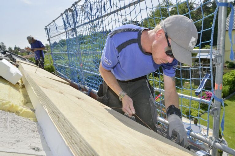Dachdecker bei der Arbeit.
