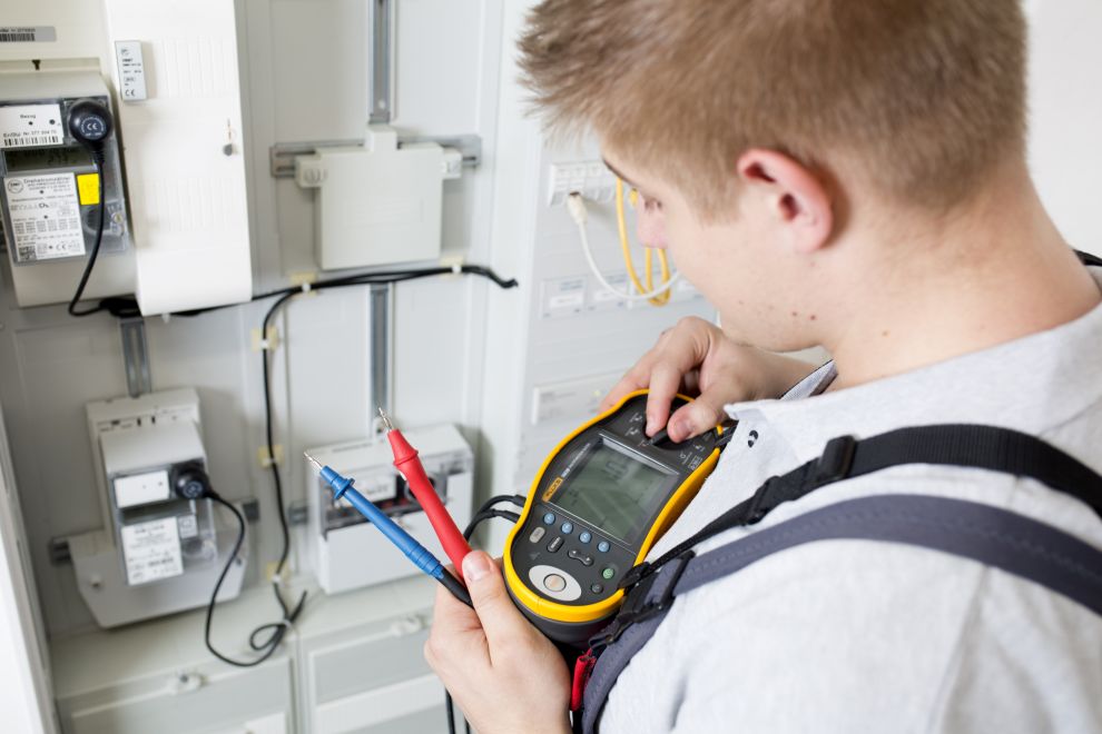 Elektroniker bei der Arbeit