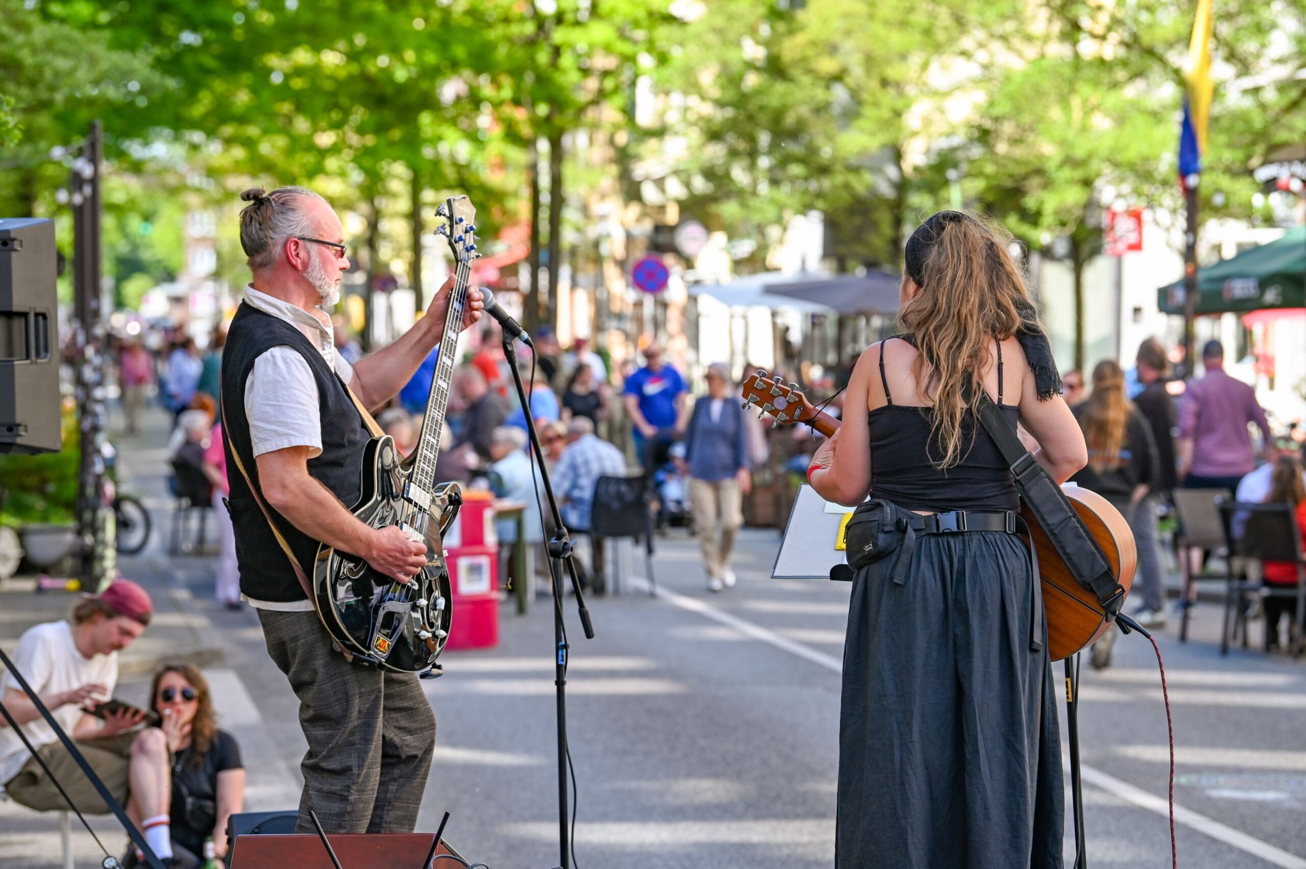 Die Alte Bürger wird jetzt zwischen Schleusenstraße und Am Gitter mit Musik von "LavanDula" zur autofreien Sommerstraße.