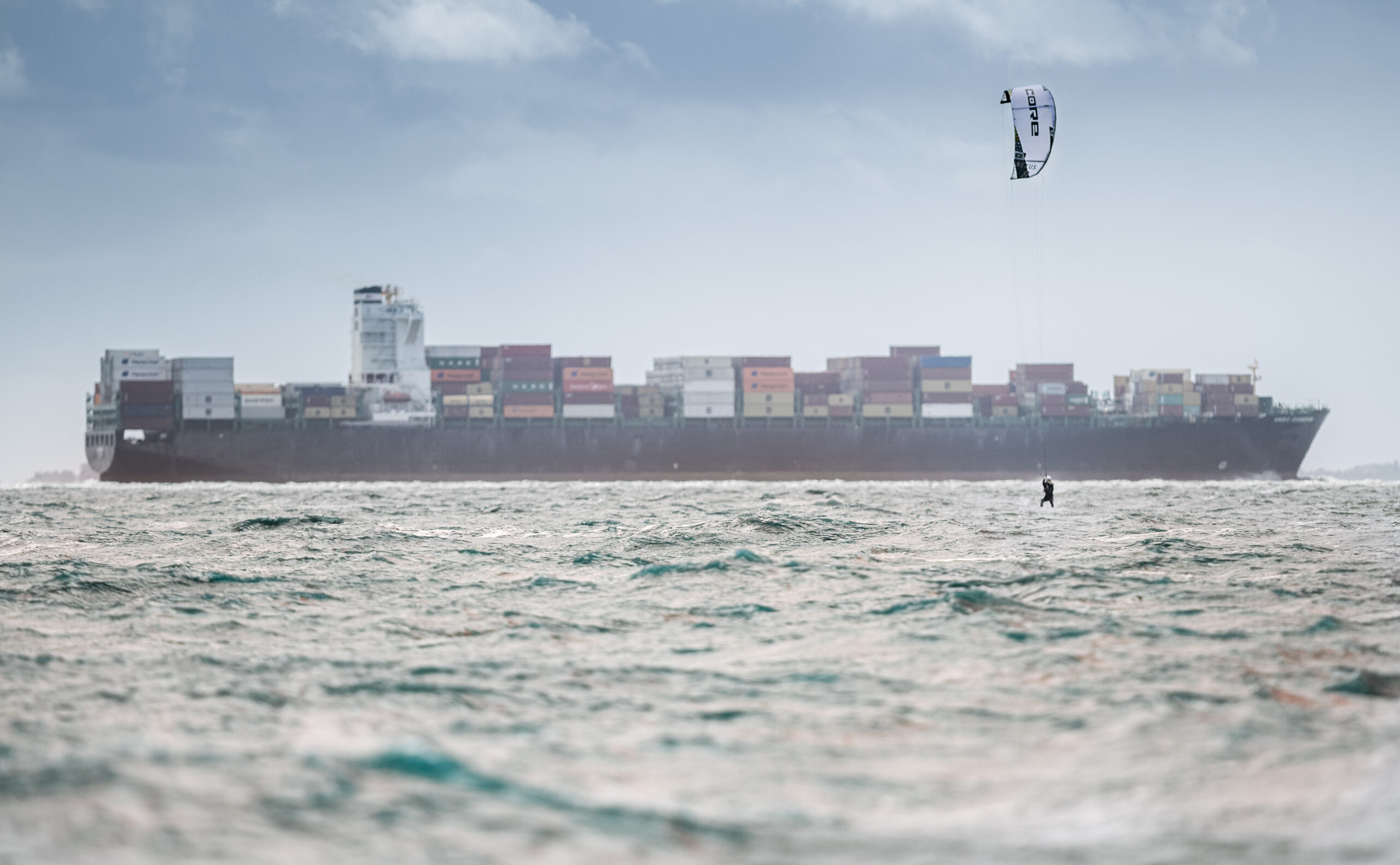 Kite-Surver genießen die Böen im Nordseewasser nahe des Wremer-Strandes.