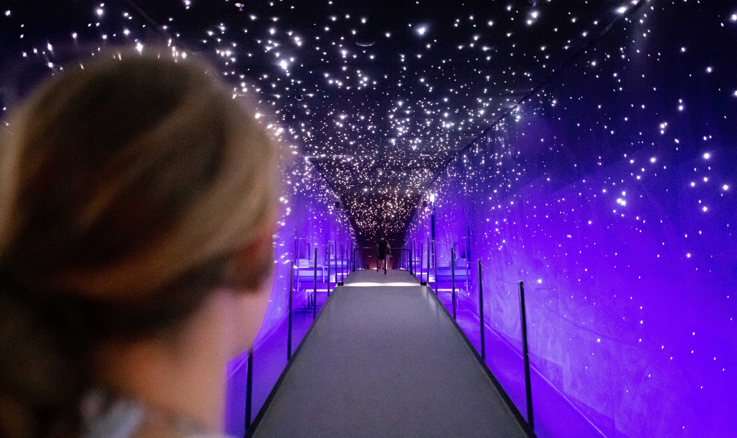 Brücke zu den einzelnen Ausstellungen, hier der simulierte Sternenhimmel bei Nacht.