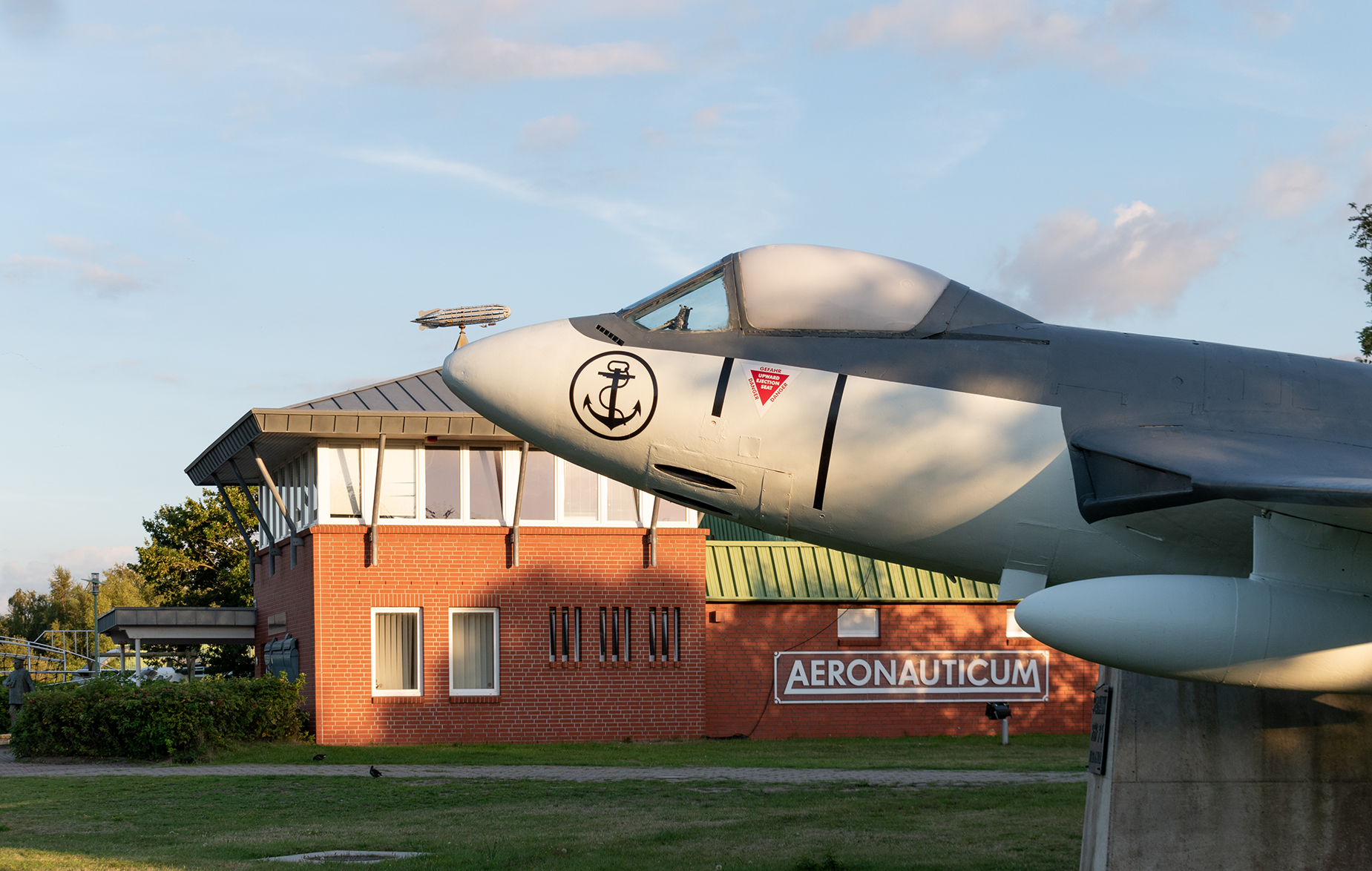 Ausgestelltes Flugzeug vor dem Aeronauticum in Nordholz.