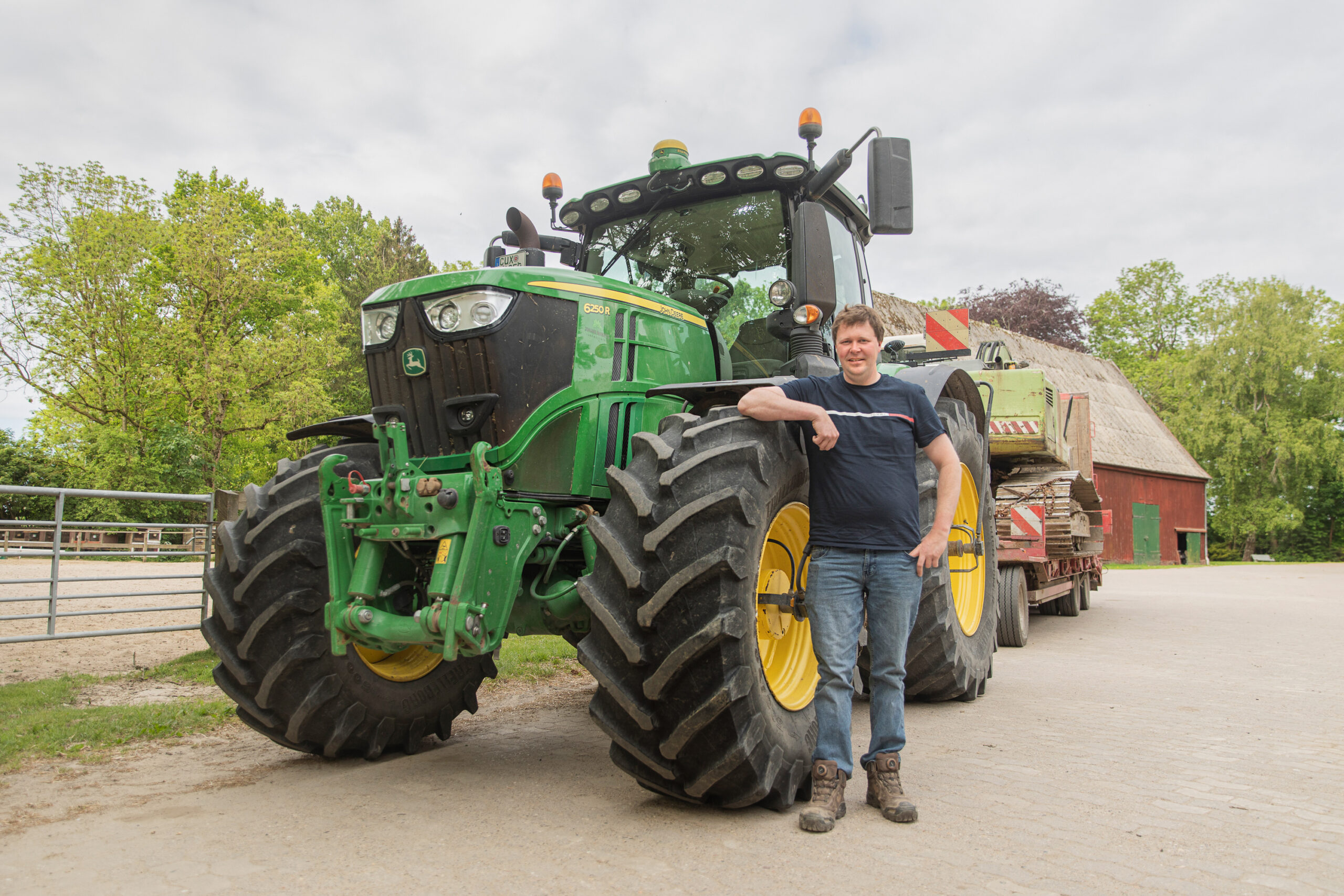 Person steht vor einem Traktor.