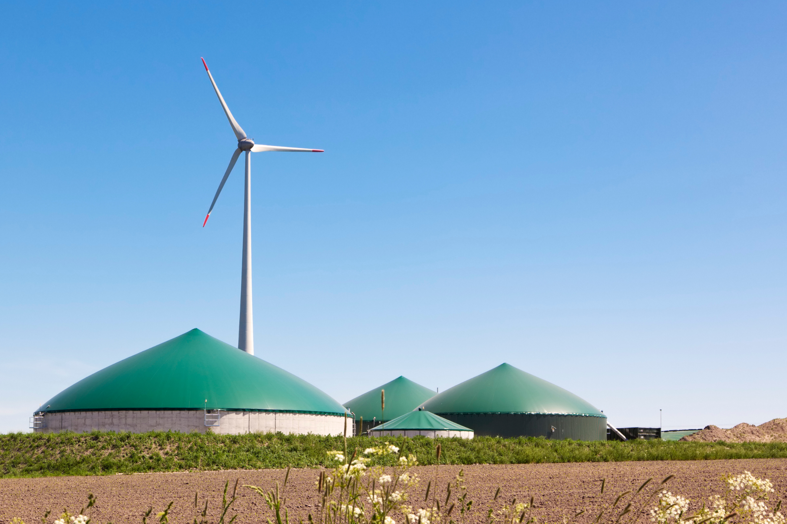 Biogas Anlage und Winrad im Hintergrund