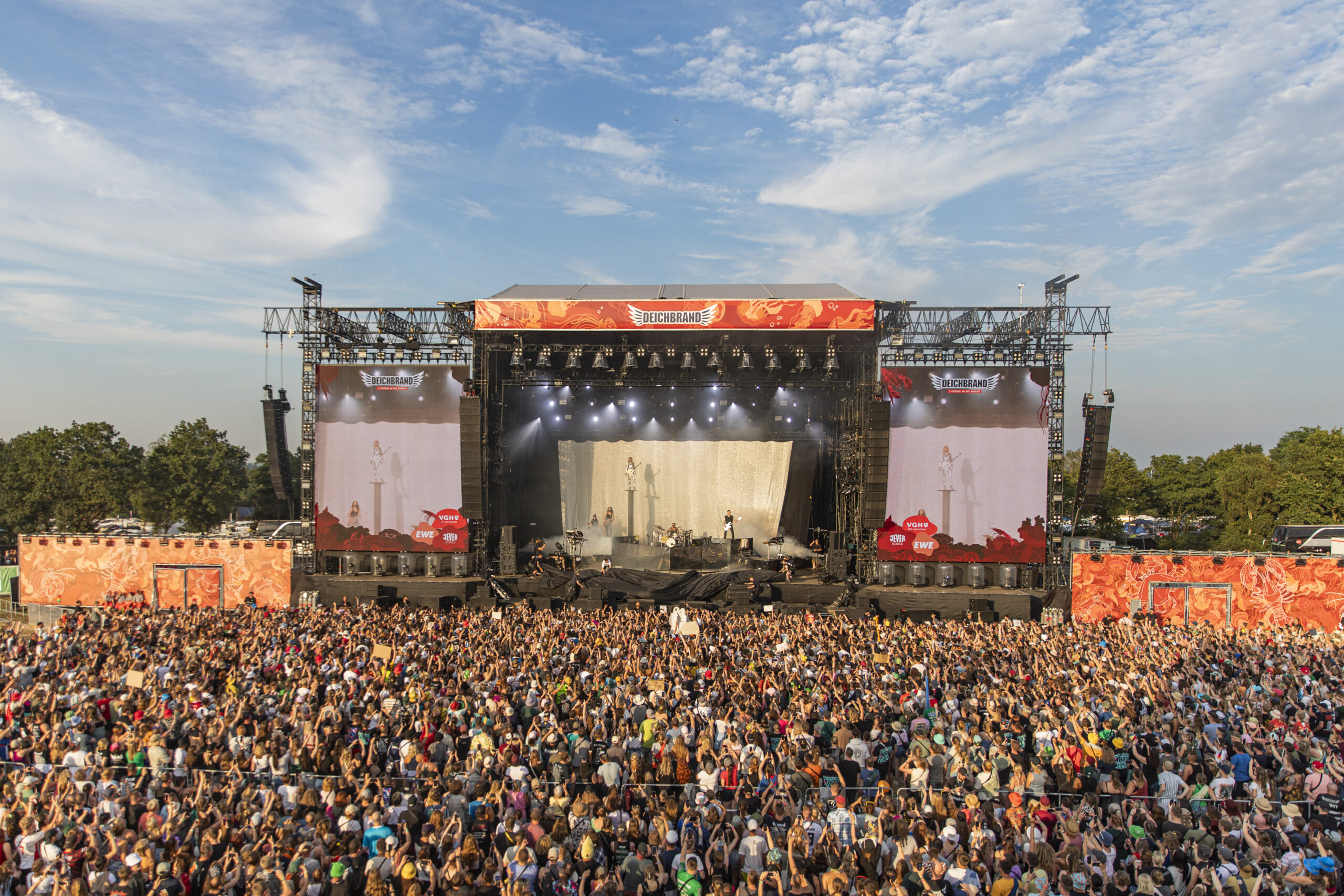 Band tritt auf Festivalbühne vor großem Publikum auf.