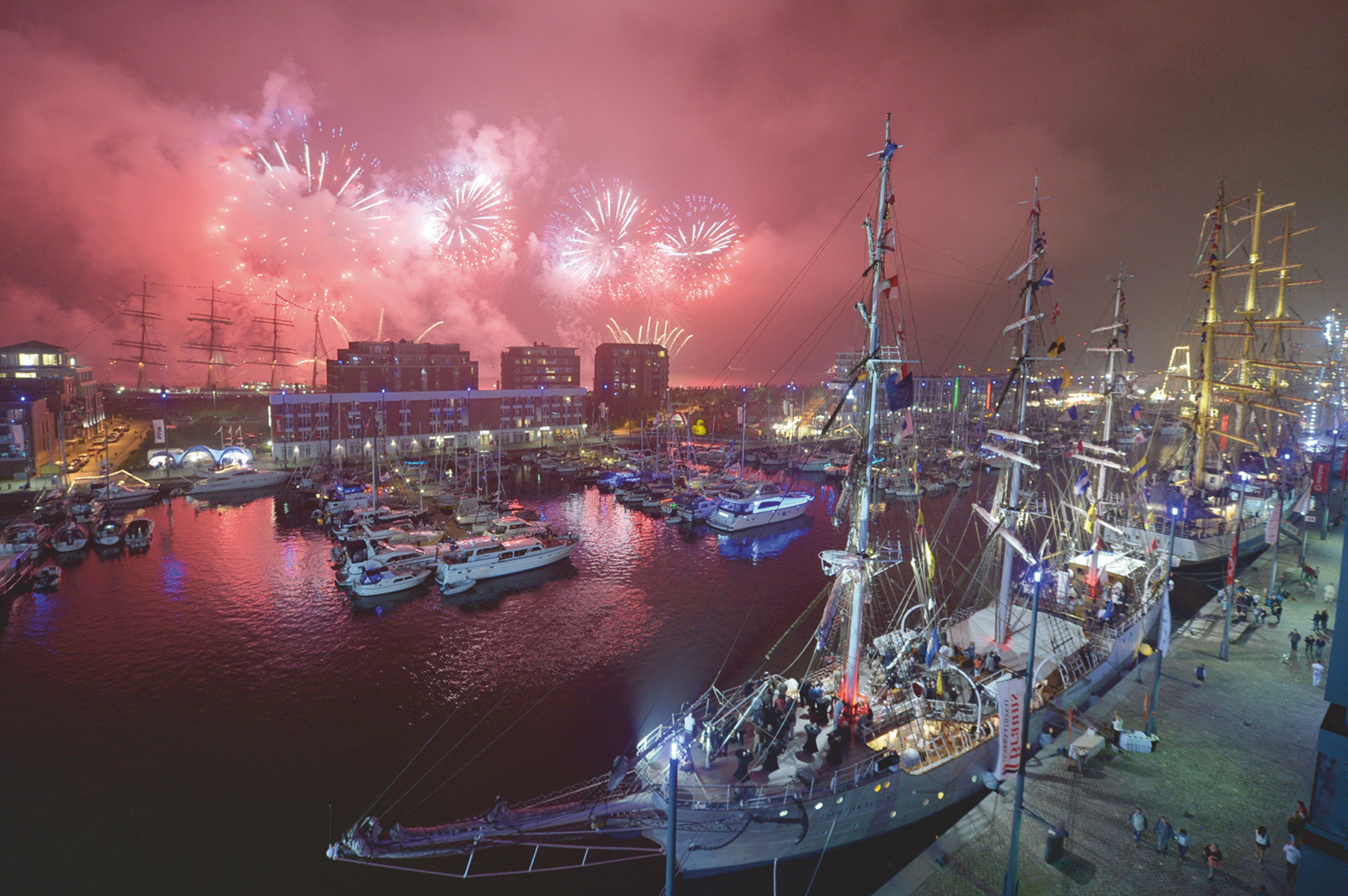 Feuerwerk während der Sail 2015 in Bremerhaven.
