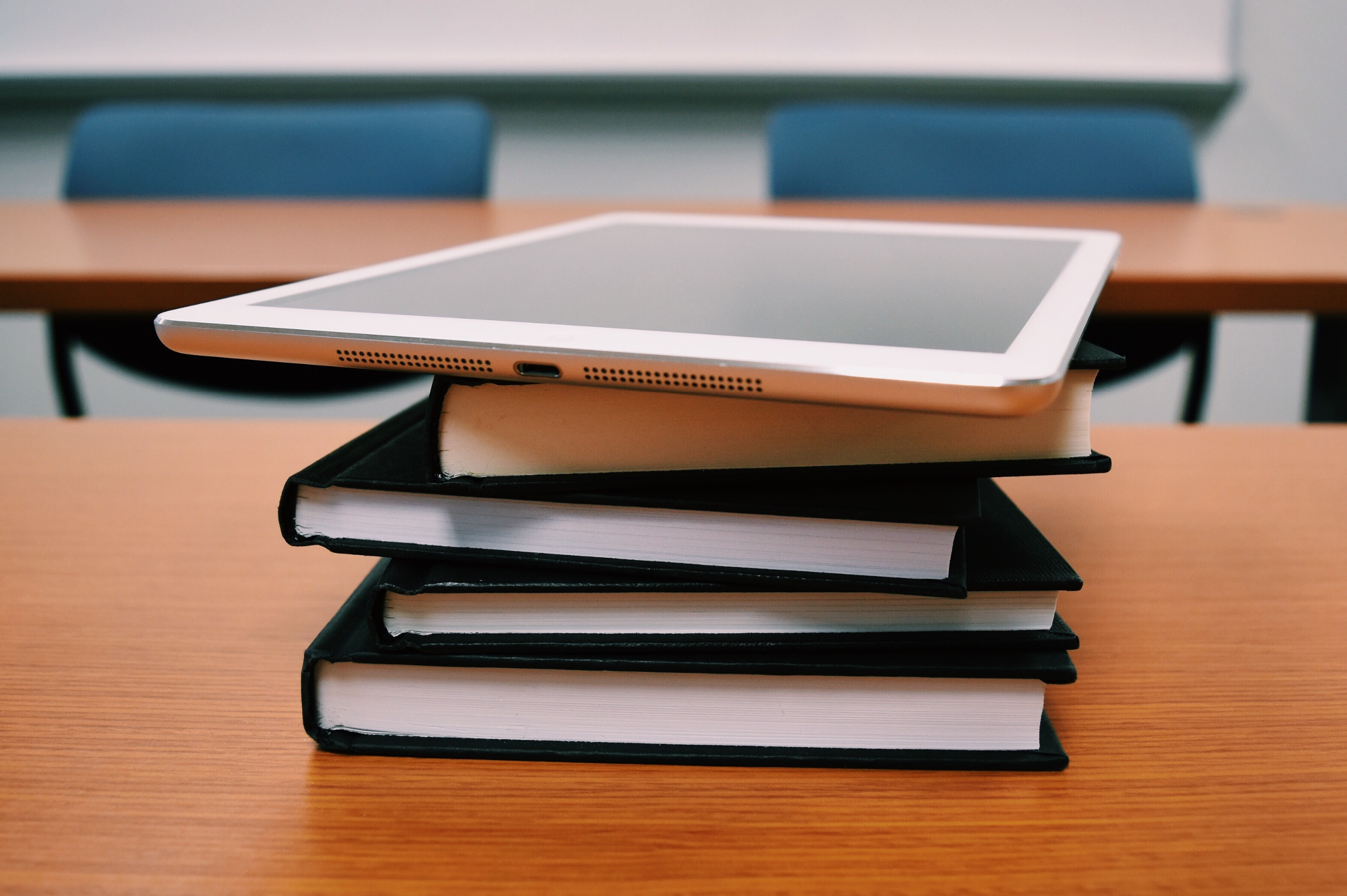 Bücher und Tablet auf einem Tisch