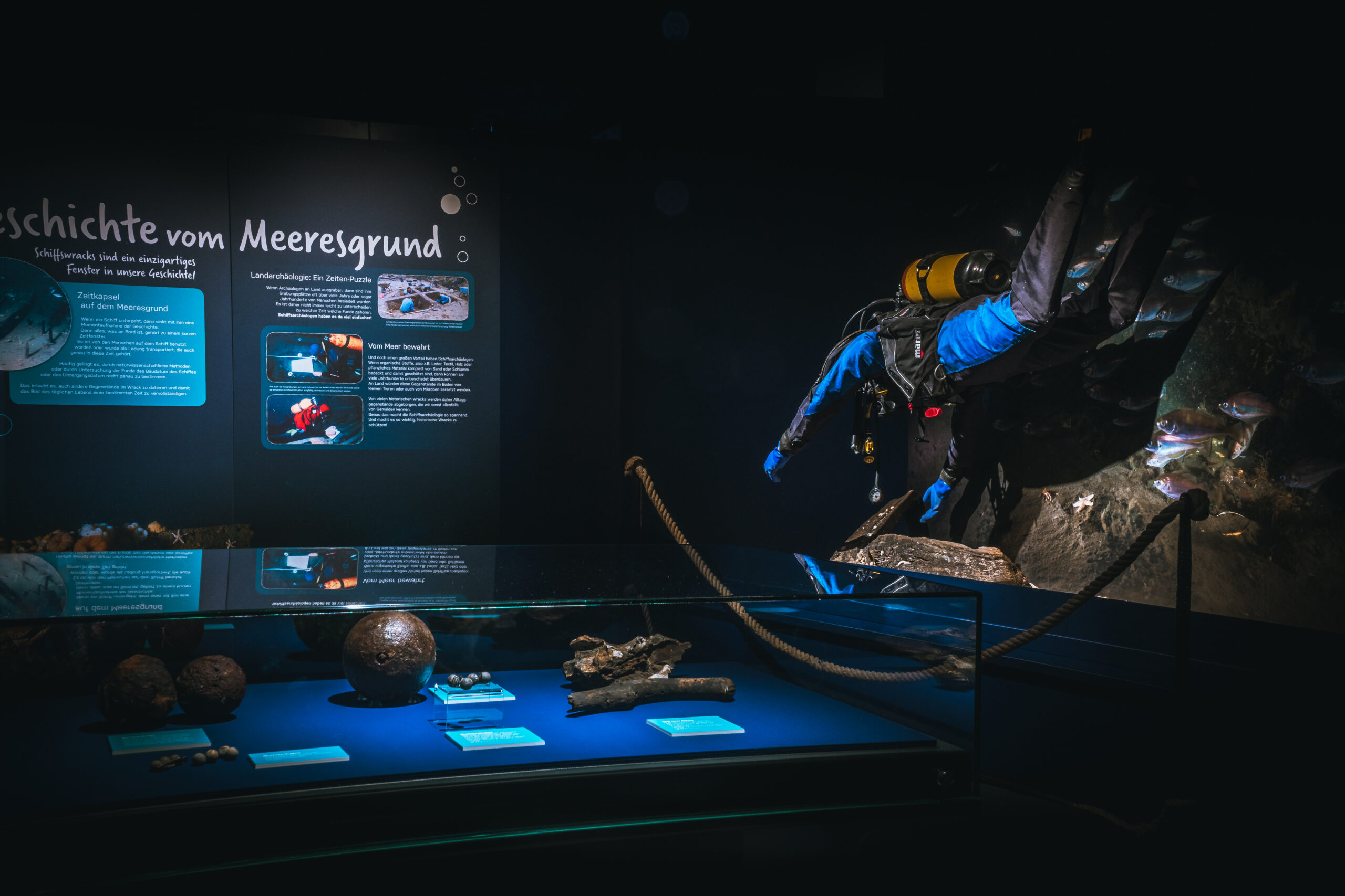 Maritime Ausstellungsstücke und eine Taucherpuppe in einem Museum.