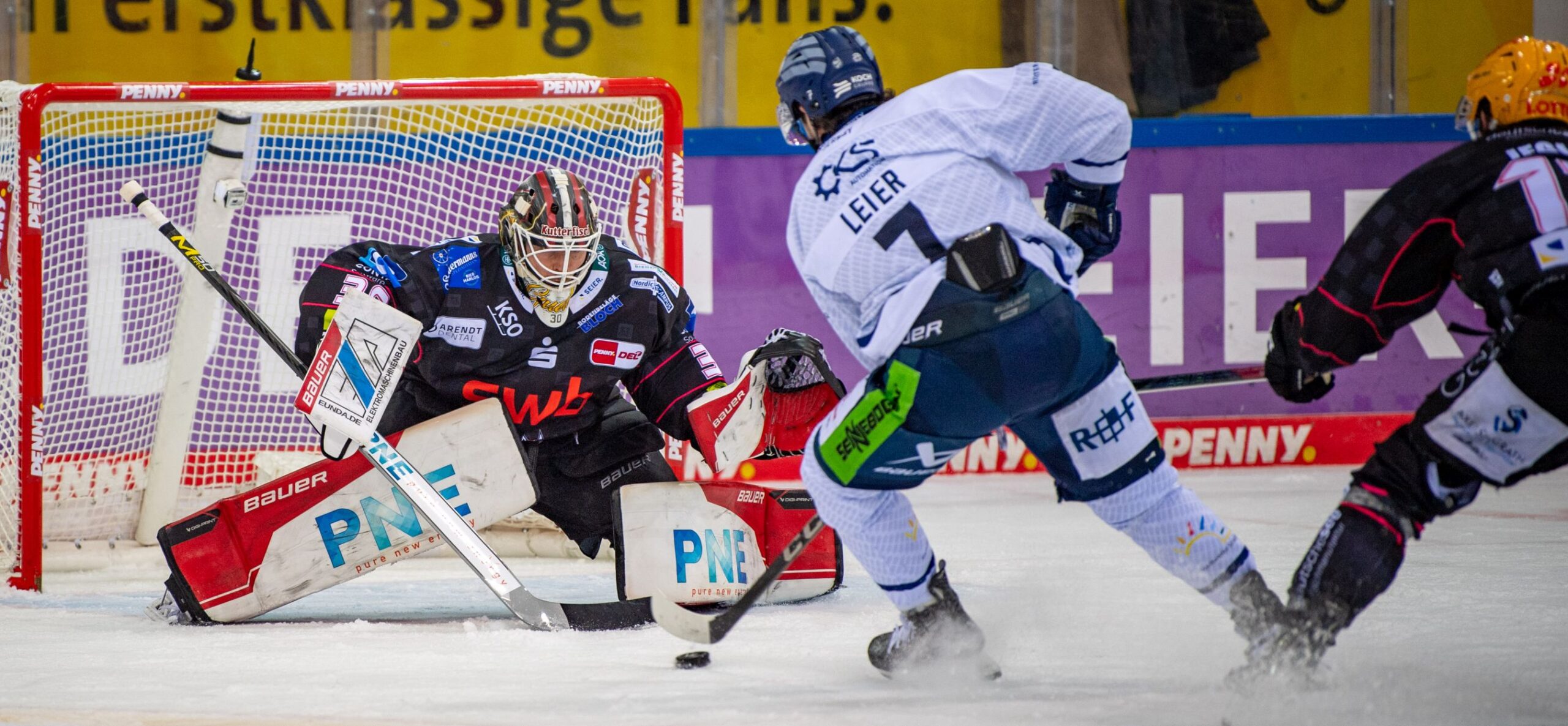 Eishockey Spieler vor dem Tor.