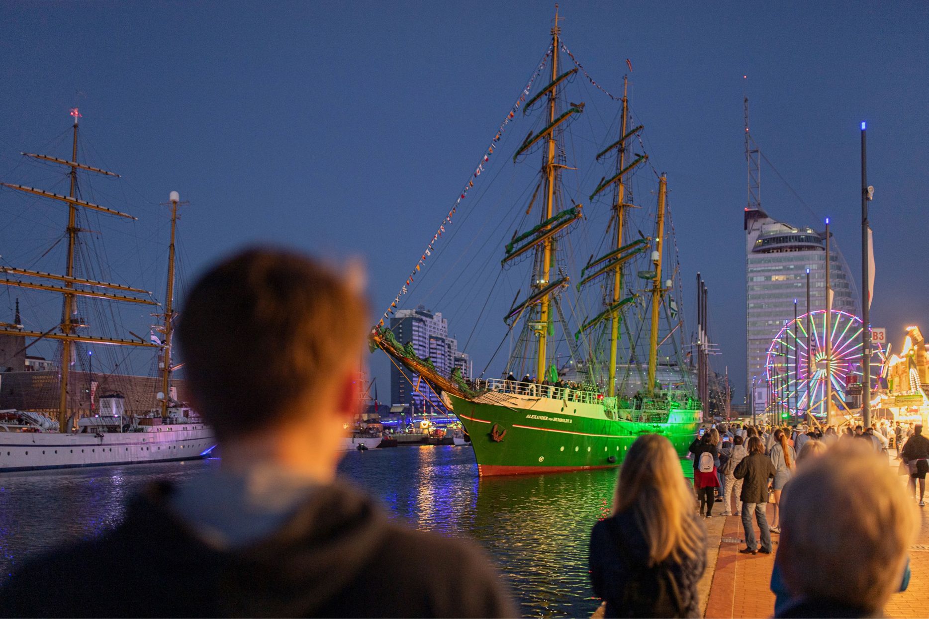 Die Bark "Alexander von Humboldt II" verlässt zum Abschluss der Sail ihren Liegeplatz im Neuen Hafen in Bremerhaven.