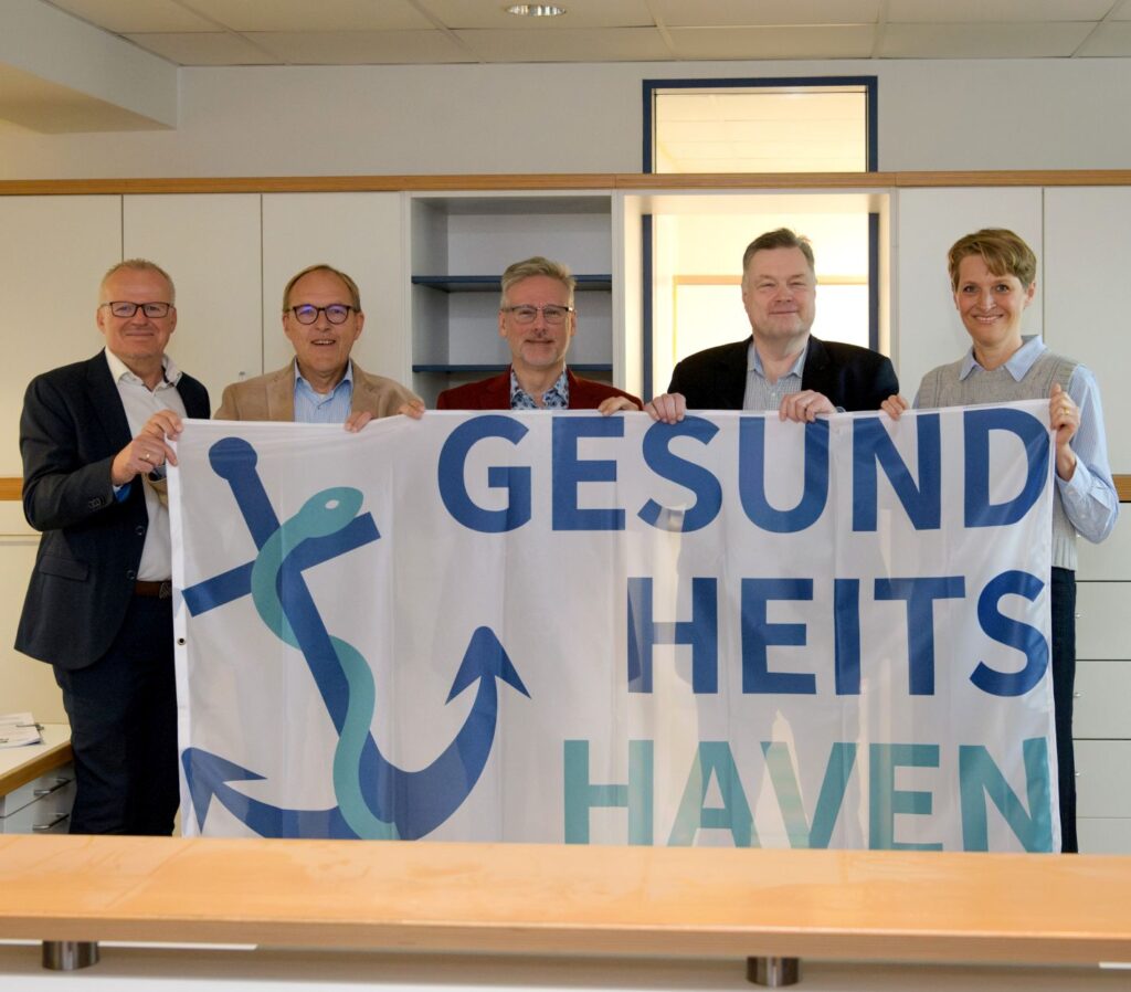 Mit dem Gesundheitshaven kämpfen sie gegen den Ärztemangel: (von links) Michael Söhlke und Jörn Hons von der AOK Bremen/Bremerhaven, Torsten Barenborg vom Verband der Ersatzkassen, KV-Vorstandsvorsitzender Dr. Bernhard Rochell und Hauseigentümerin Christiane Thies.