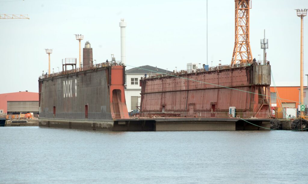 Nach Jahrzehnten im Hamburger Hafen hat Bredo Dry Docks das Schwimmdock 6 nun nach Bremerhaven überführen lassen.