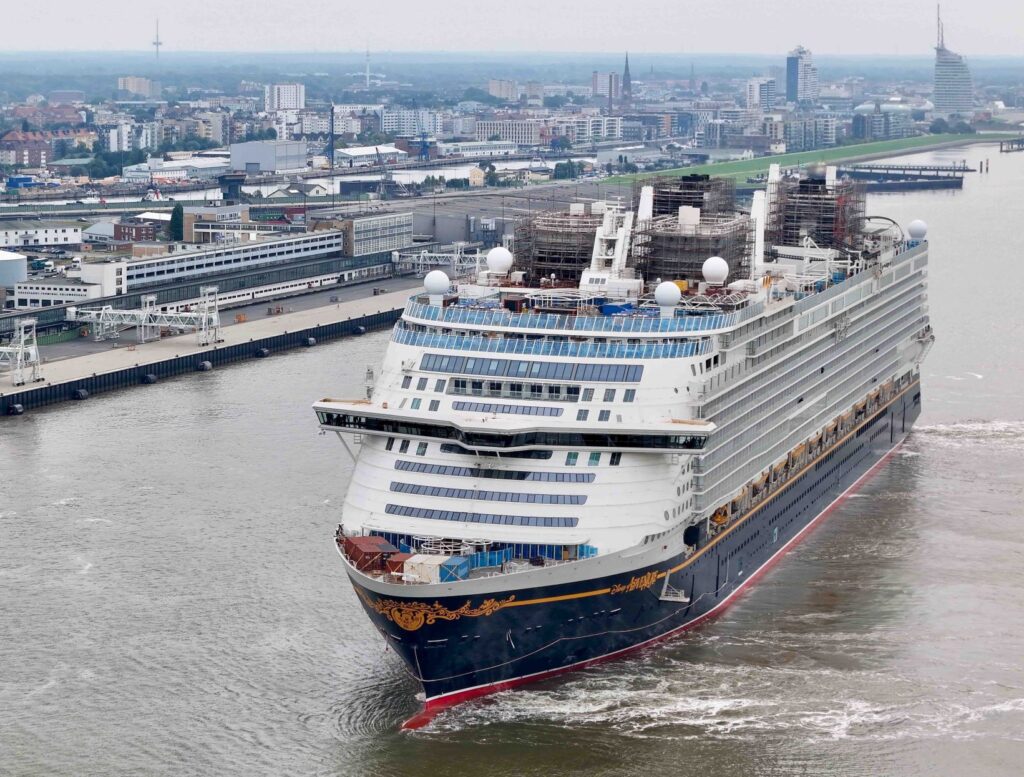 Das Kreuzfahrtschiff "Disney Adventure" legt am Bremerhavener Kreuzfahrt-Terminal an.