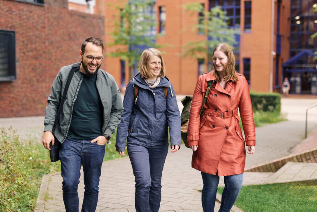 Personen laufen auf dem Campus der HS Bremerhaven