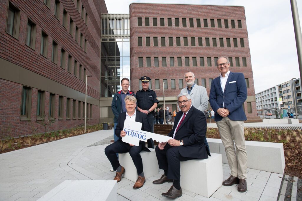 Freude bei der Übergabe: Die Stäwog übergibt den Schlüssel an ihren neuen Mieter (vorn, von links) Sieghard Lückehe (Geschäftsführer Stäwog), Oberbürgermeister Melf Grantz sowie (links, hinten) Guido Nehring (Projektleiter Stäwog), Stefan Wiebe (Abteilungsleiter Polizeirevier Geestemünde), Volker Ortgies (Direktor Ortspolizeibehörde) und Christoph Zeidler, (Geschäftsführer Stehnke Bauunternehmung).