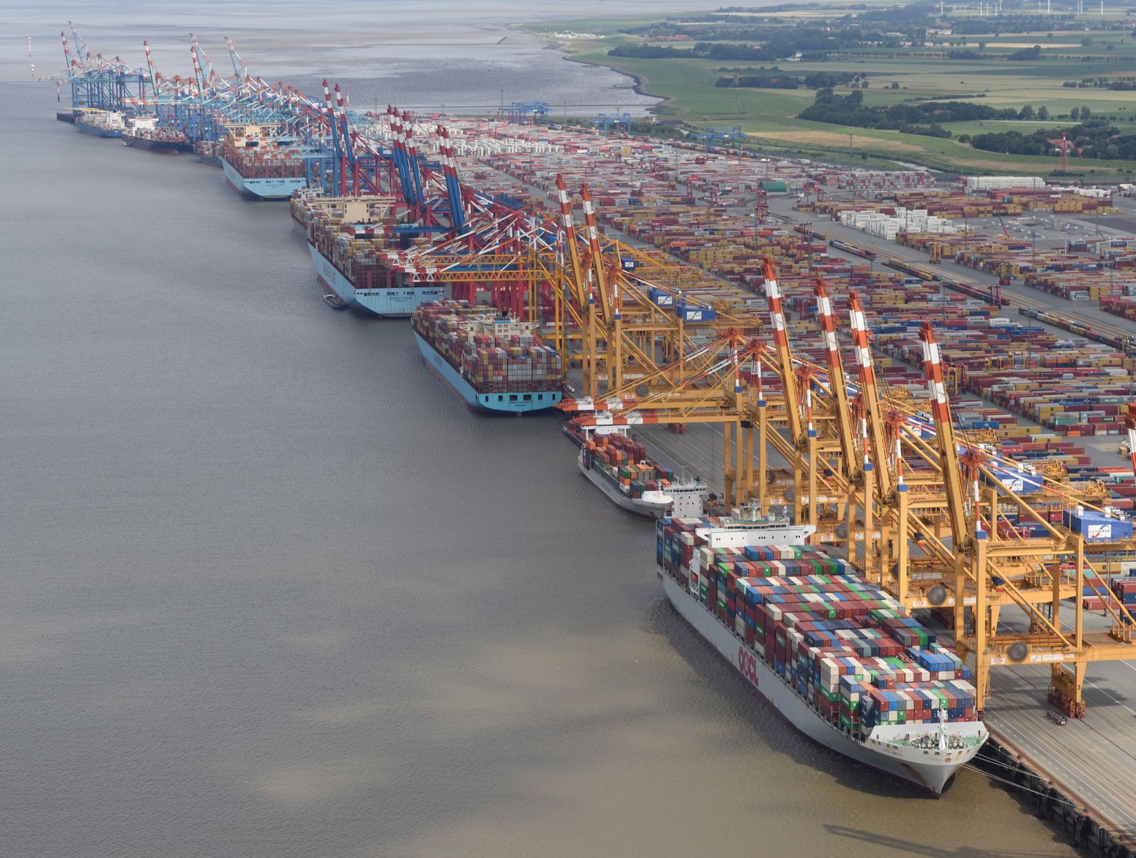 Containerumschlag am Terminal in Bremerhaven: Die Kajen CT 1 bis CT 3a sollen in den kommenden Jahren erneuert werden, um größere Schiffe abfertigen zu können.