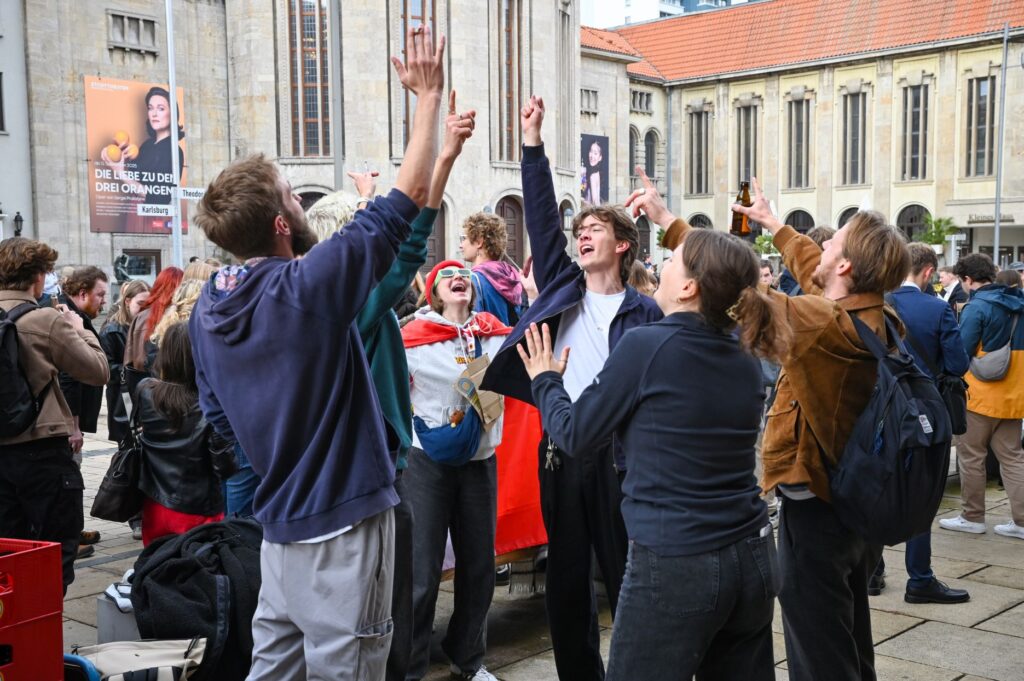 Gute Stimmung vor dem Stadttheater: Mit viel Freude empfängt die Bremerhavener Hochschule ihre Neulinge zum Erstsemester.