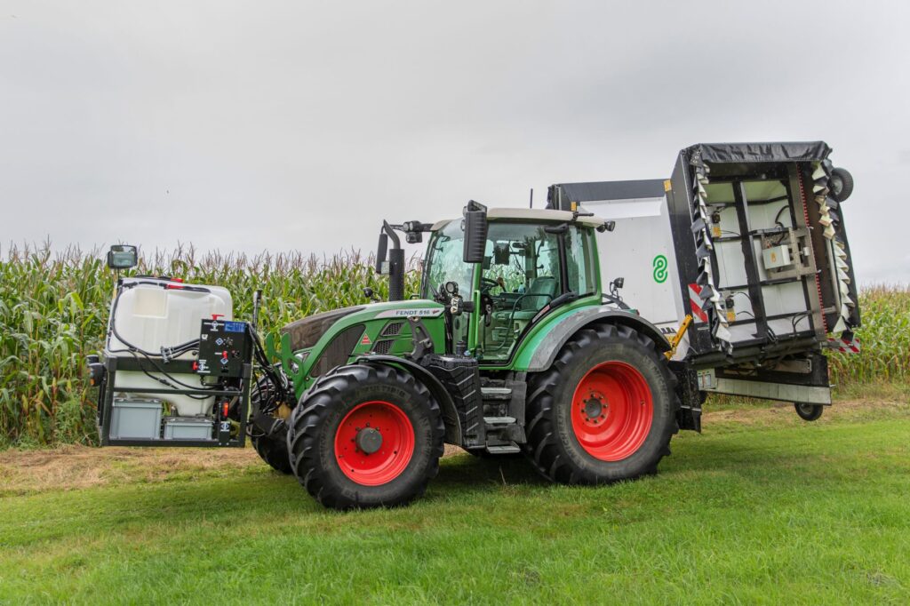 Ein Traktor mit intelligenter Sprühtechnik sorgt dafür, dass Pflanzenschutzmittel nur dort landen, wo sie gebraucht werden.
