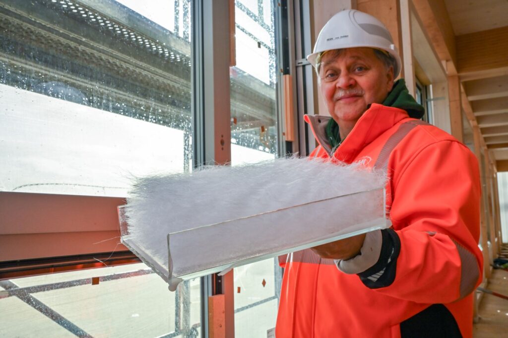 BEAN-Projektleiter Thorsten von Döhlen zeigt ein Glaselement und seine lockere Füllung. Ein zweites Glaselement wird wie ein Deckel aufgesetzt.