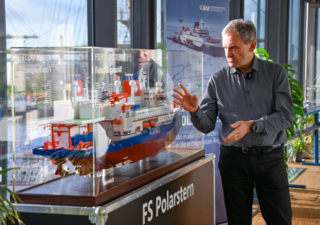 Detlef Wilde, Projektdirektor für den Bau der neuen „Polarstern“ am Alfred-Wegener-Institut (AWI), zeigt ein Modell des Schiffes.