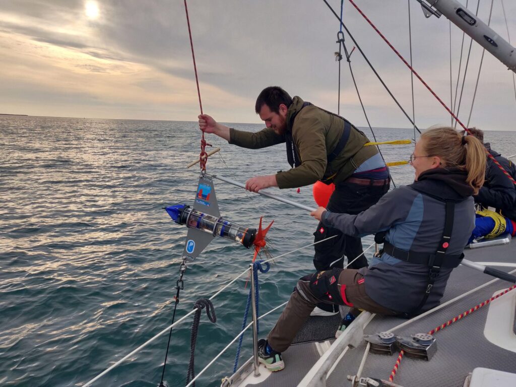 Der neuartige Strömungsgenerator wurde bei Helgoland zwischen Hauptinsel und Düne zu Wasser gelassen und getestet.