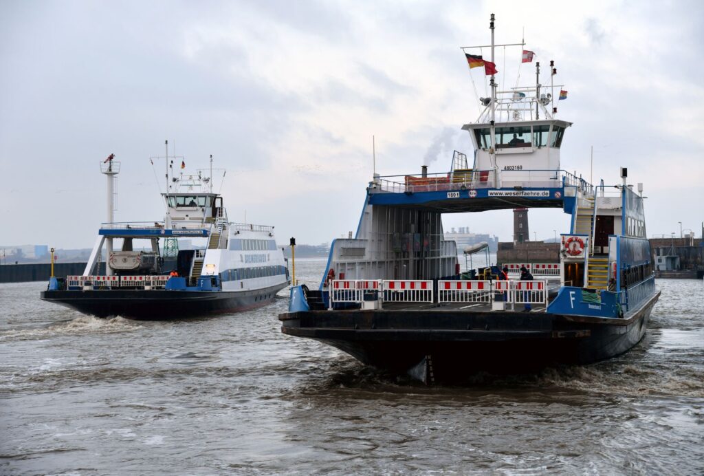 Für die Verbindung Bremerhaven-Blexen soll es eine neue Fähre geben. Ersetzt werden soll die „Nordenham“ (rechts) durch eine Fähre mit einem Antrieb auf Basis einer Methanol-Brennstoffzelle.