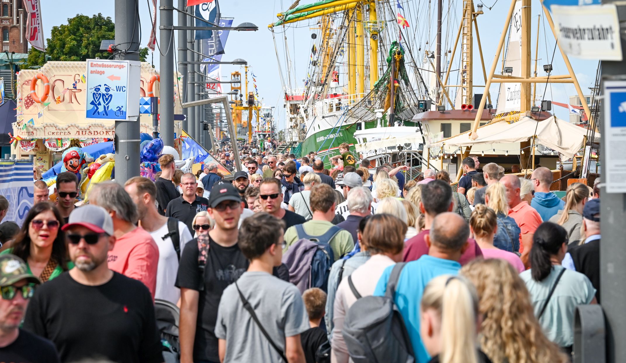 Nicht nur beim Windjammerfestival Sail, sondern auch bei den Maritimen Tagen ist es am Neuen Hafen in Bremerhaven rappelvoll. So wird es auch 2026 wieder sein.