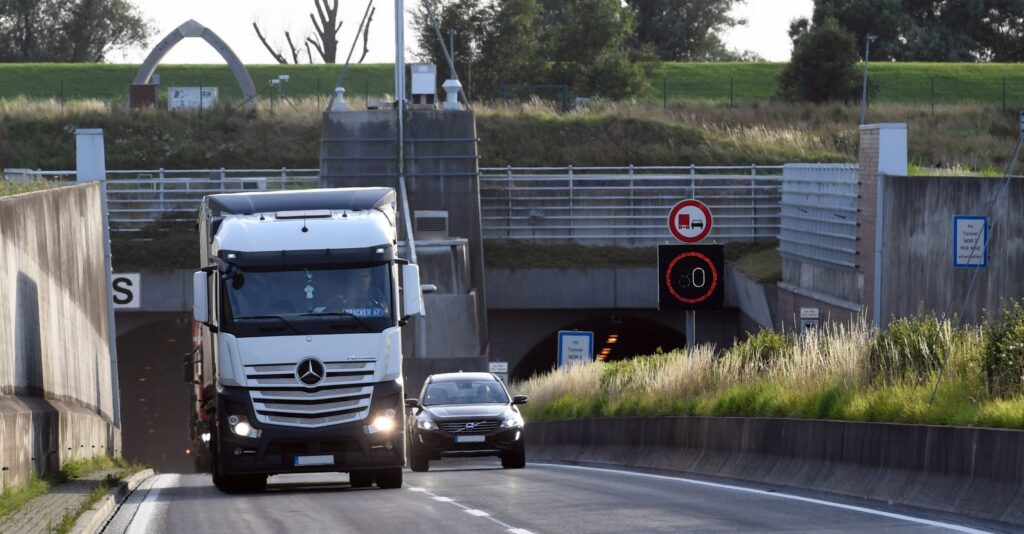 Die Küstenautobahn A20 wird auch durch den Wesertunnel verlaufen, der die beiden Landkreise Cuxhaven und Wesermarsch verbindet.