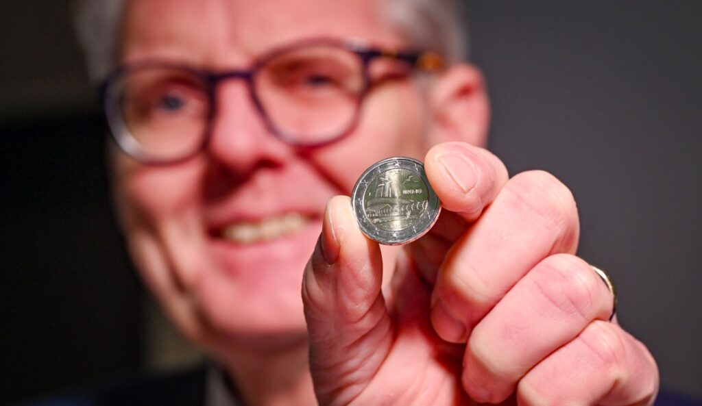 Im Bremerhavener Klimahaus wird die neue 2-Euro-Münze mit dem Bremerhavener Klimahaus-Motiv vorgestellt. Wilhelm Gerdes von der Oldenburger Bundesbank-Filiale hat die ersten Exemplare mitgebracht.