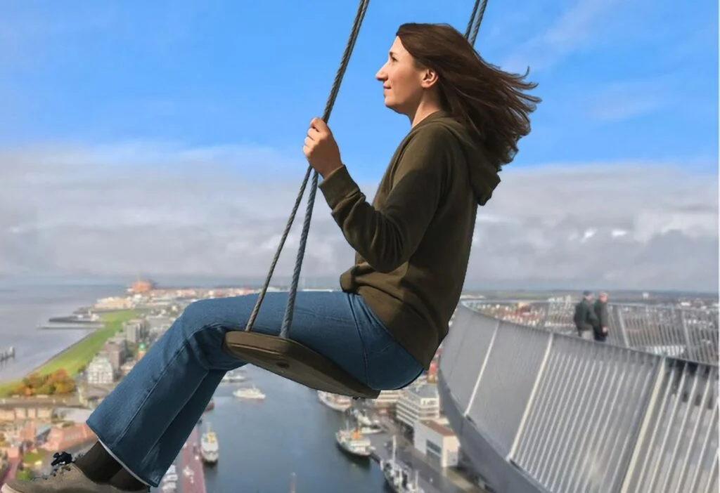 Von der Plattform des Atlantic Hotel Sail City schwingt die High Swing Bremerhaven 86 Meter über der Weser. Das neue Erlebnis bietet Panoramablick und Nervenkitzel zugleich.