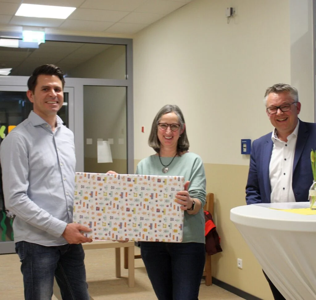 Architekt André Hoche (links) beglückwünscht Kindergartenleiterin Tanja Dietrich-Wulff und Bürgermeister Andreas Wittenberg zur offiziellen Eröffnung der größten Kindertagesstätte in der Gemeinde.