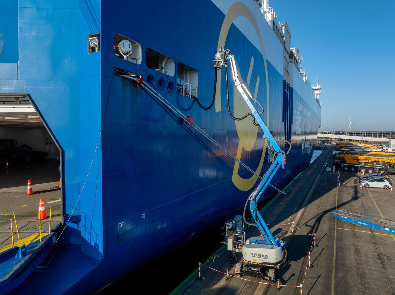 Europa-Premiere: Der erste Autocarrier zapft für den grünen Strom in Bremerhaven.
