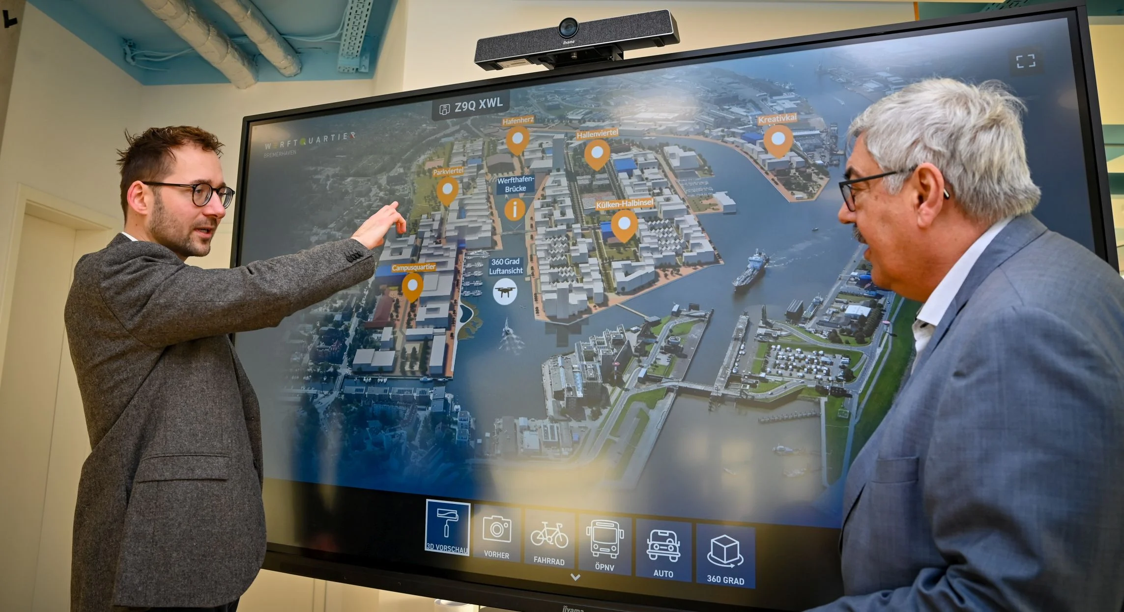 Wie steht es um das Werftquartier? Stadtrat Maximilian Charlet zeigt Oberbürgermeister Melf Grantz die neue digitale Aufbereitung des Städtebauprojektes.